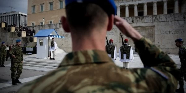 Αποθέωσαν τους Εύζωνες στην αλλαγή φρουράς στο Σύνταγμα (εικόνες)